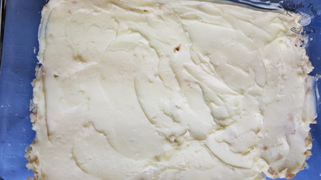 Cream cheese/icing sugar layer spread on crust.