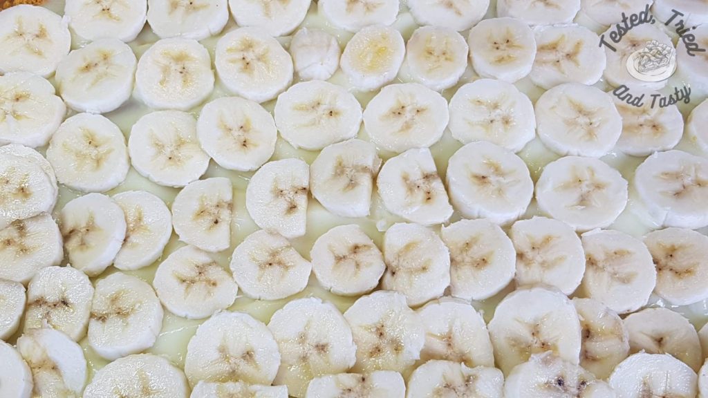 Sliced bananas on instant vanilla pudding.