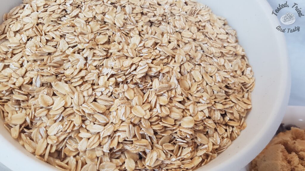 Old Rashoined Rolled Oats in a white bowl.