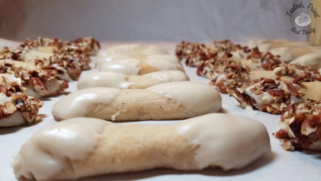 Vanilla icing on sugar cookie logs.