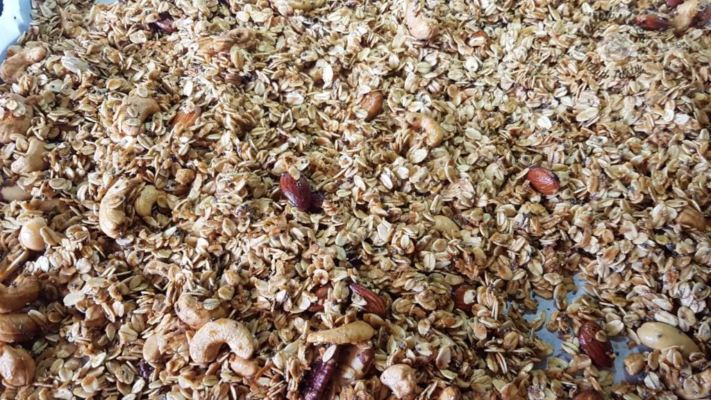 Crunchy, healthy, quick and easy granola