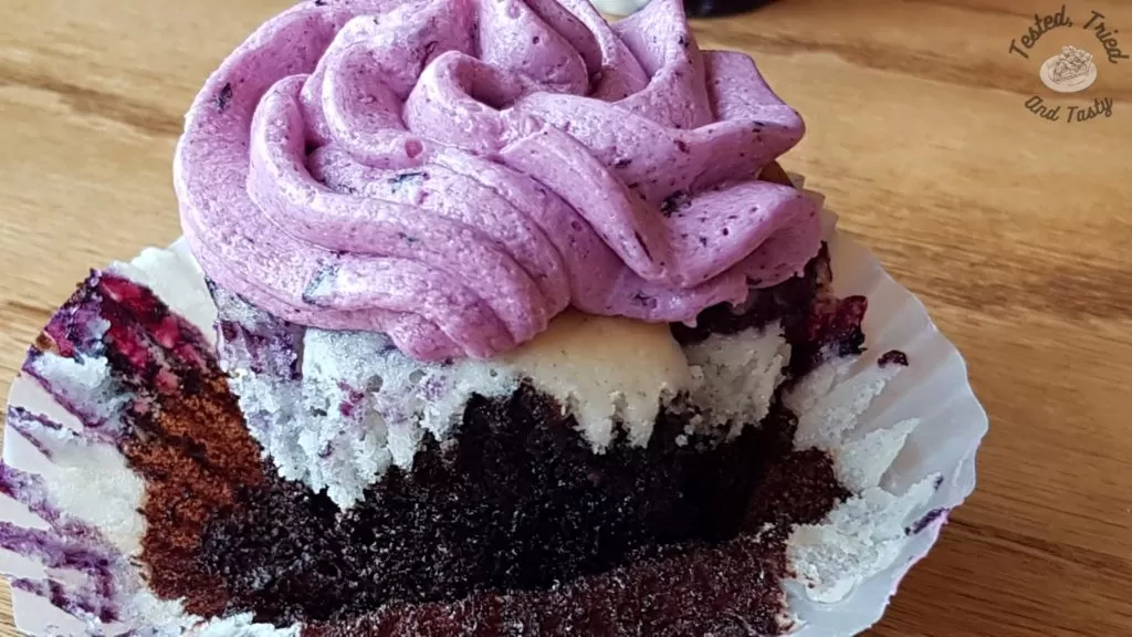 blueberry buttercream marbel cupcake