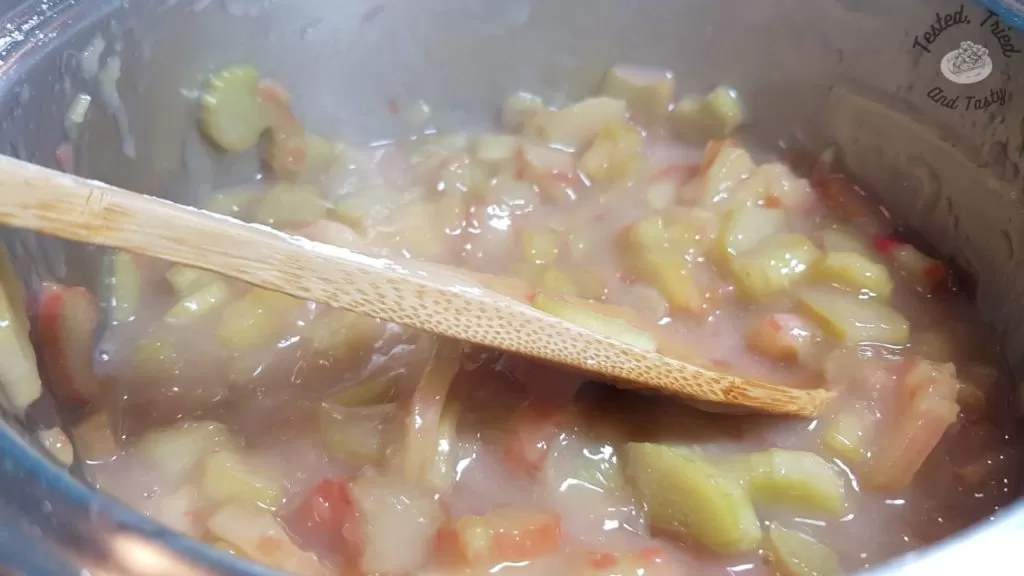 Cooked rhubarb jam for Rhubarb Torte with Pudding recipe.