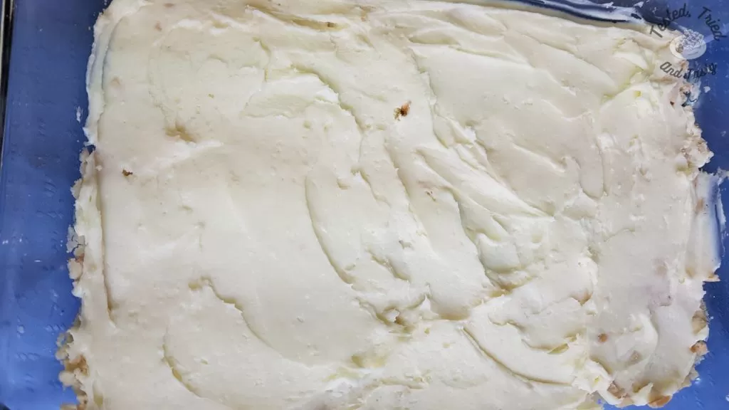 Cream cheese/icing sugar layer spread on crust.