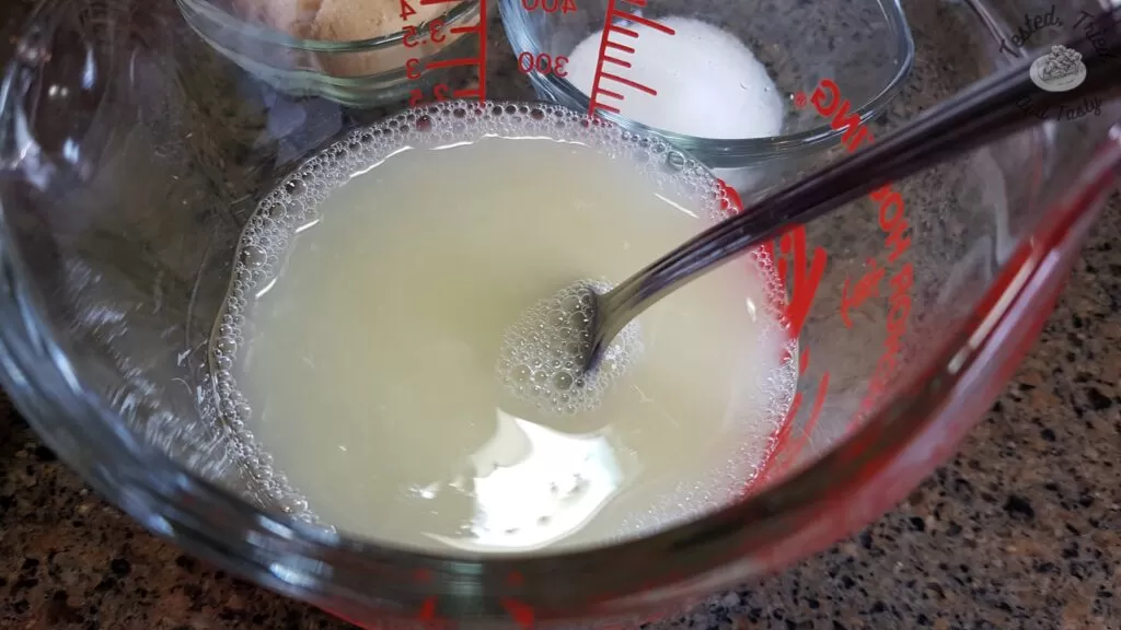 Egg, vinegar and cold water for pie dough.