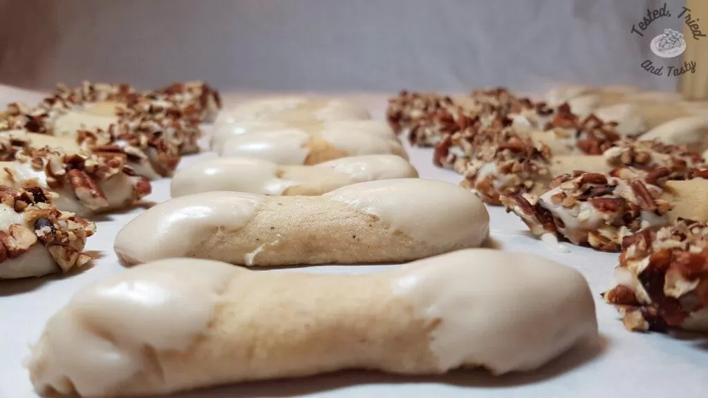 Vanilla icing on sugar cookie logs.